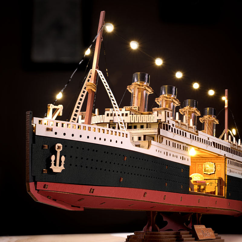 Model of the Titanic ship with detailed superstructure against a dark background