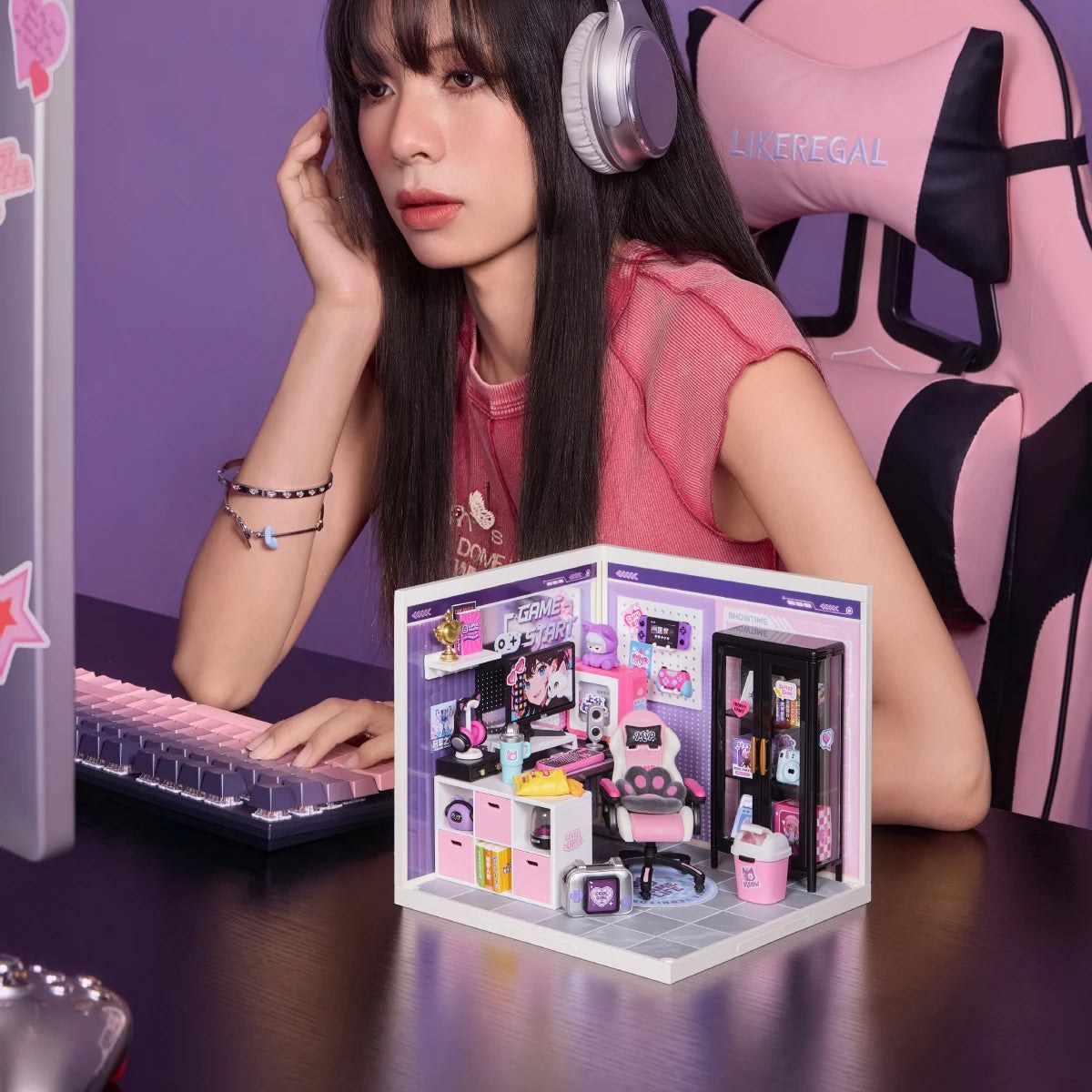 Wooden-Town Gamer Queen Miniature Room Kit – finished room on a gaming desk next to a person