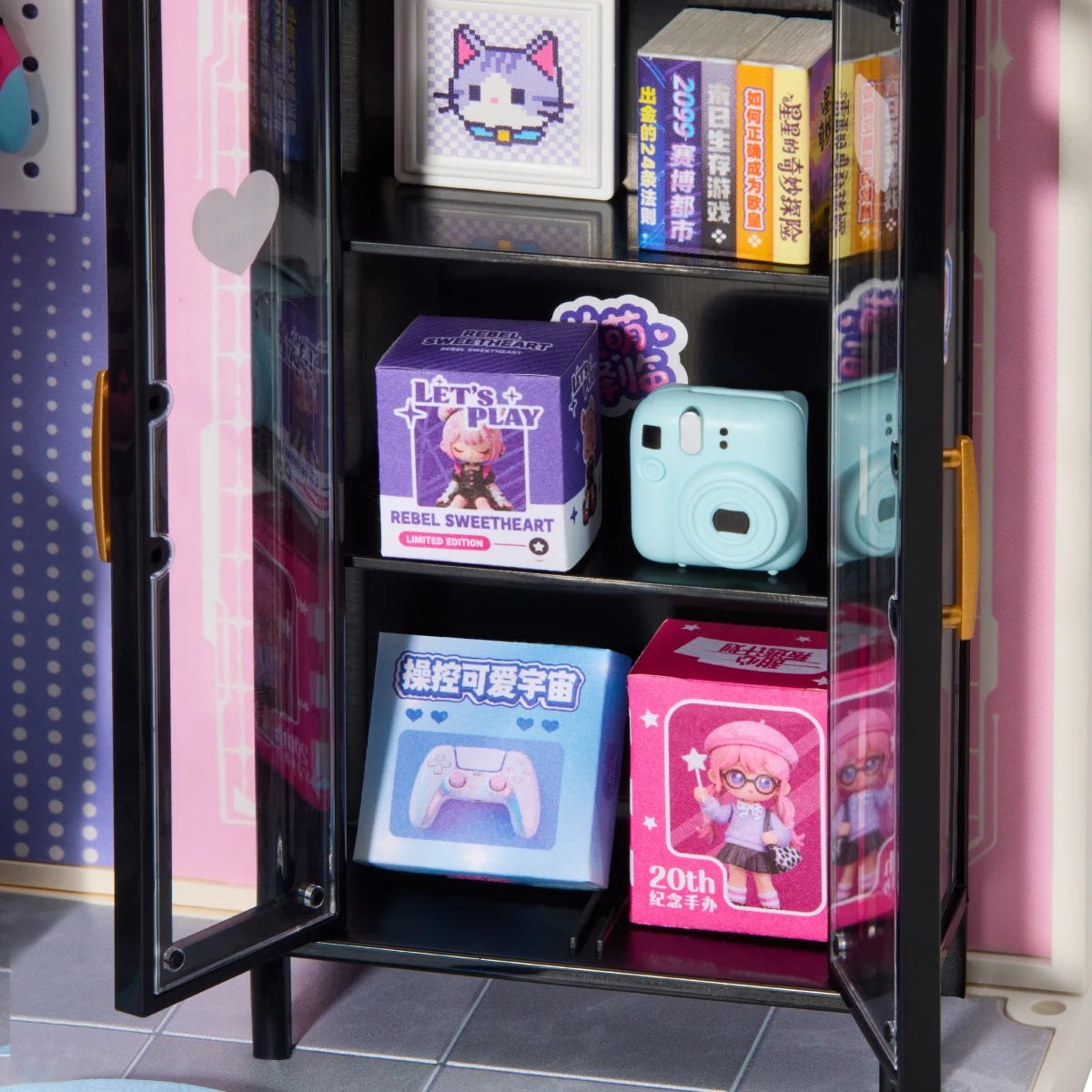 Wooden-Town Gamer Queen Miniature Room Kit – glass cabinet with books, figures and instant camera