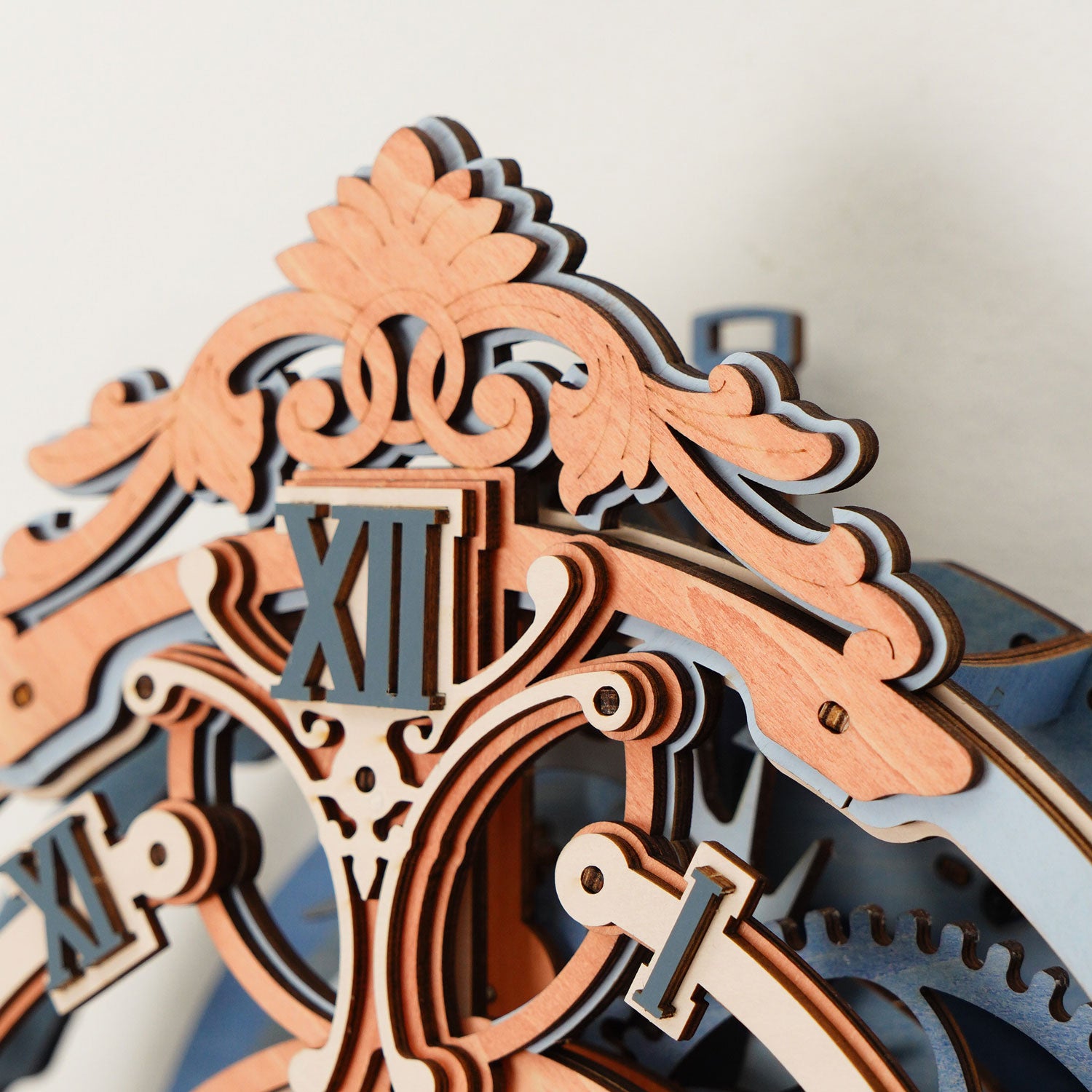 【T7378】綿内克幸/GUIDE TO CLOCKWORK LOVERS Romantic Notes Ornate Plywood Wall Clock — Natural Wood & Dark