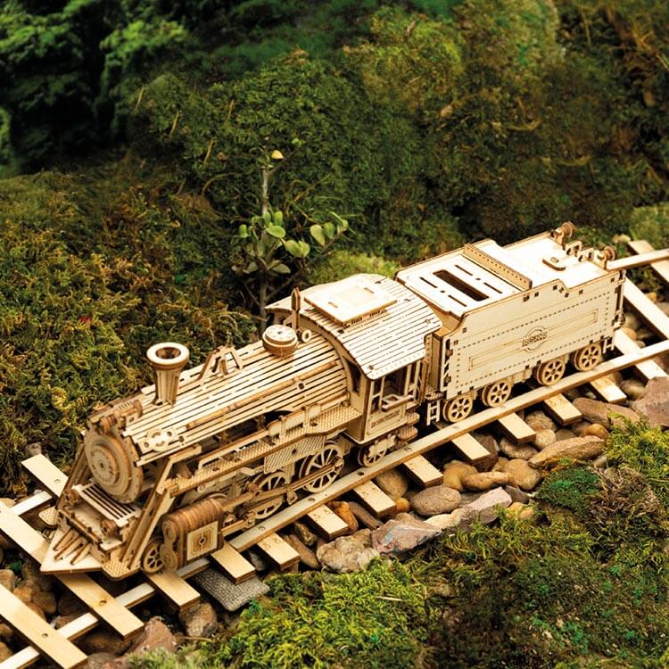 1:80 Wooden Steam Locomotive & Tender Kit – view 3